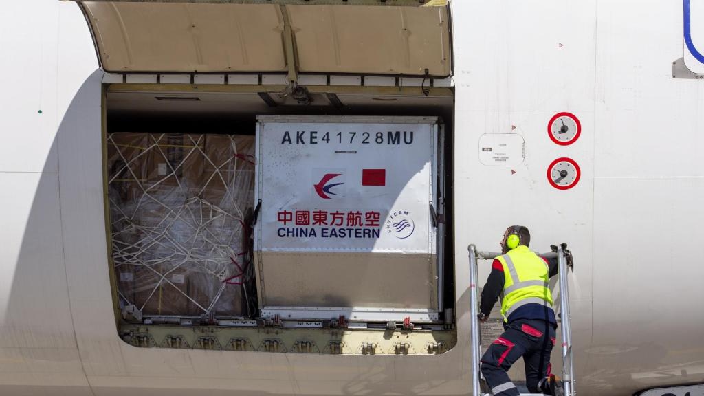 Cargamento de material sanitario en un avión de China Eastern