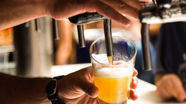 Un camarero tirando una cerveza en un bar.