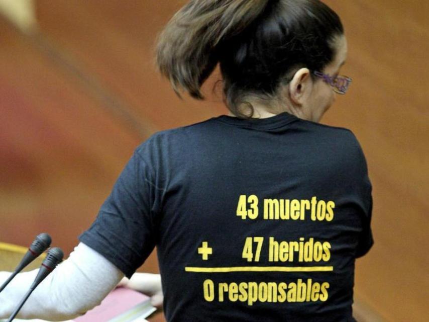 Monica Oltra con su camiseta del accidente ferroviario.