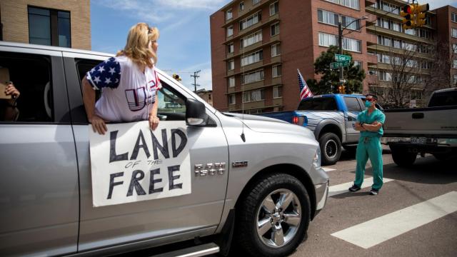 Una de las manifestantes se encara con un sanitario en Denver, Colorado.