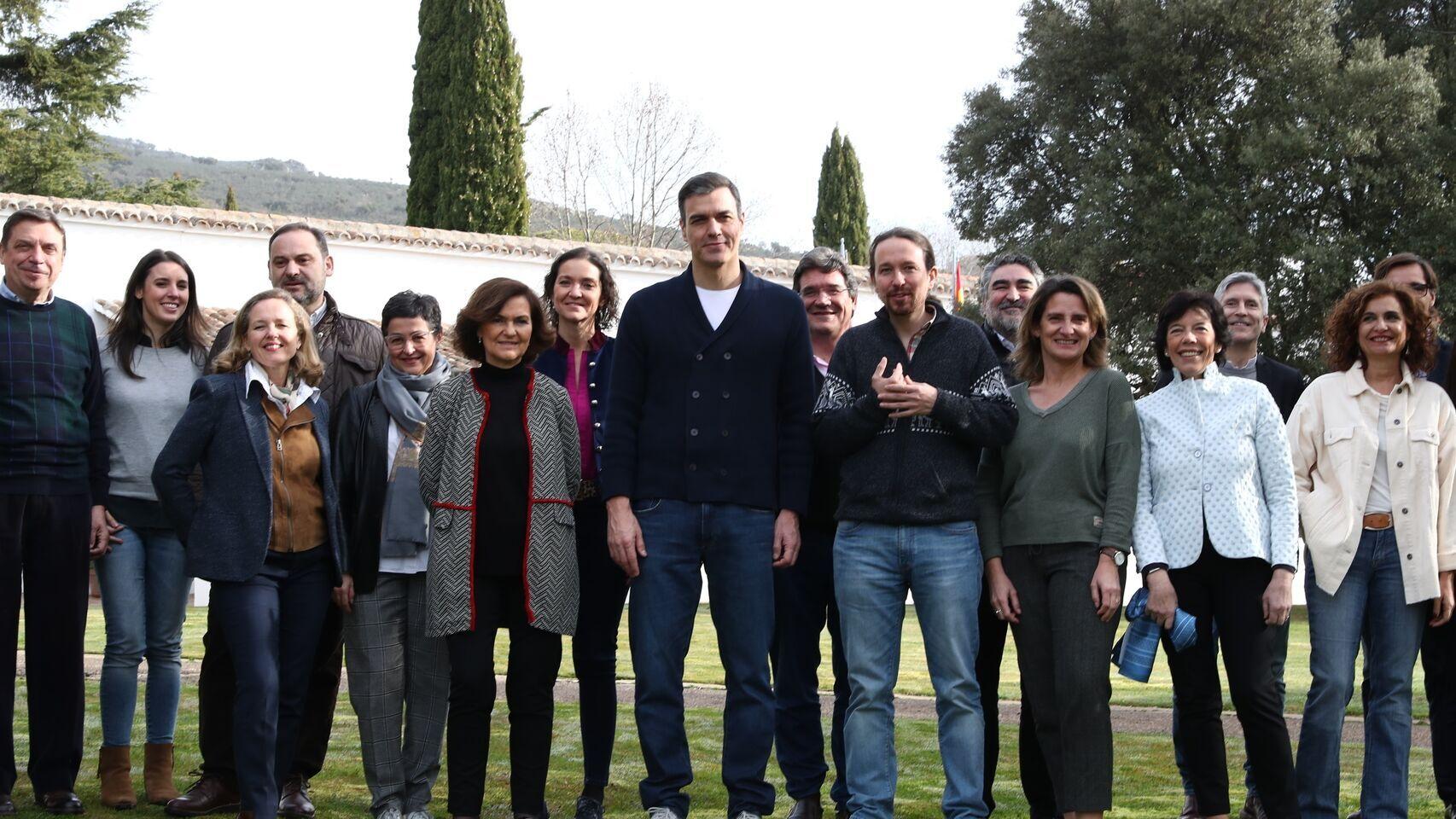 Pedro Sánchez con los miembros de su primer Ejecutivo en Quintos de Mora, en febrero de 2020.