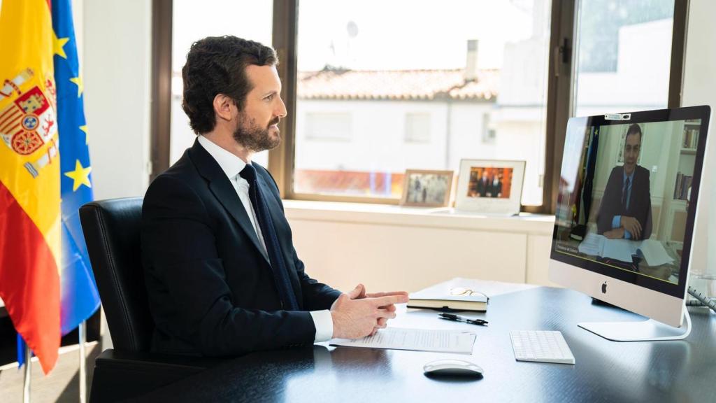 El presidente del PP, Pablo Casado, en videollamada con el presidente del Gobierno, Pedro Sánchez.