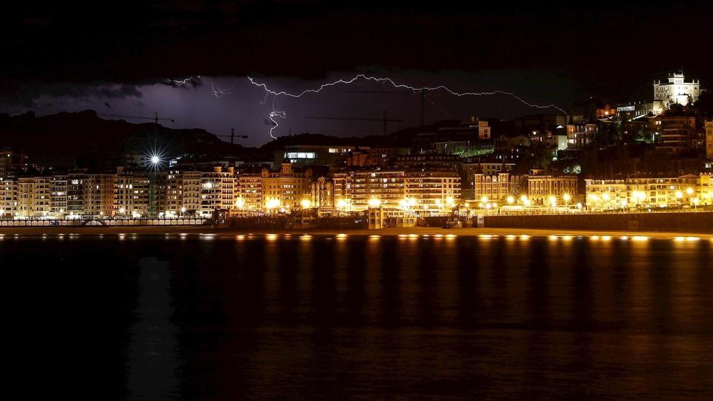Tormenta sobre San Sebastián. EFE/Javier Etxezarreta