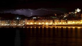 Tormenta sobre San Sebastián. EFE/Javier Etxezarreta