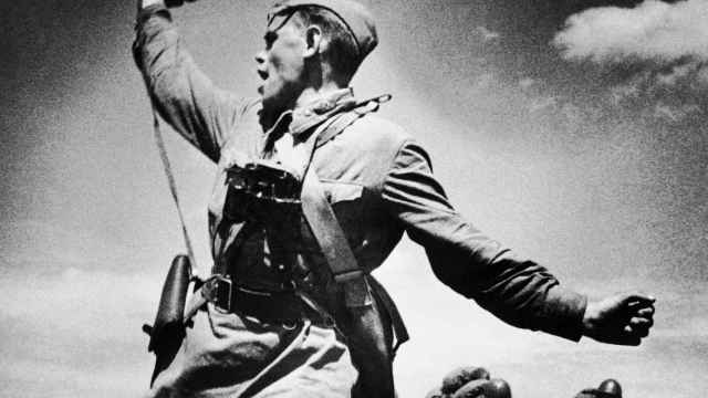 Oficial soviético llevando a sus soldados a la batalla contra el ejército alemán (12 de julio de 1942).