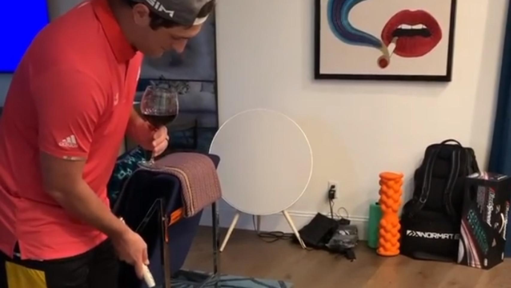 Jon Rahm, con una copa de vino