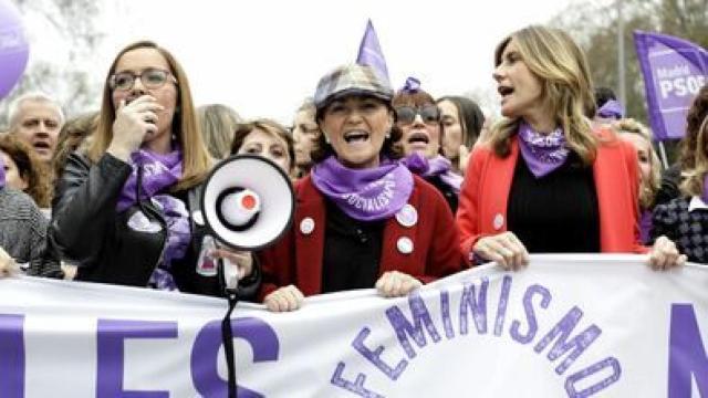 Carmen Calvo y la esposa del presidente del Gobierno, en la manifestación del 8M./