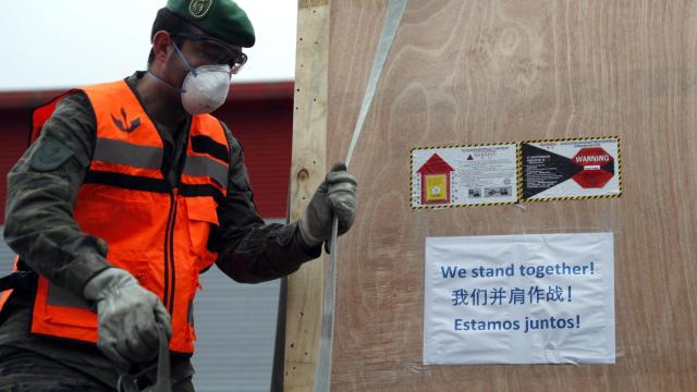 Llegada de una máquina para fabricar mascarillas procedente de China