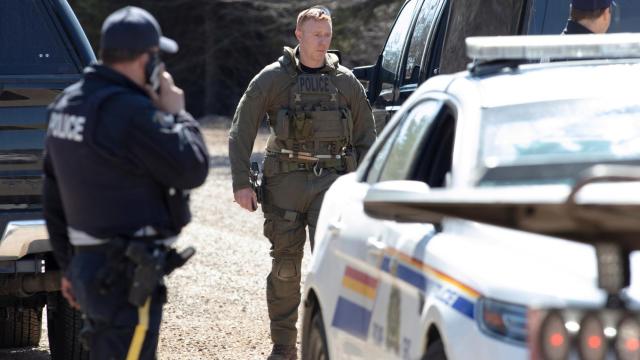 Agentes de la policía canadiense durante el despliegue para detener al tirador Gabriel Wortman.