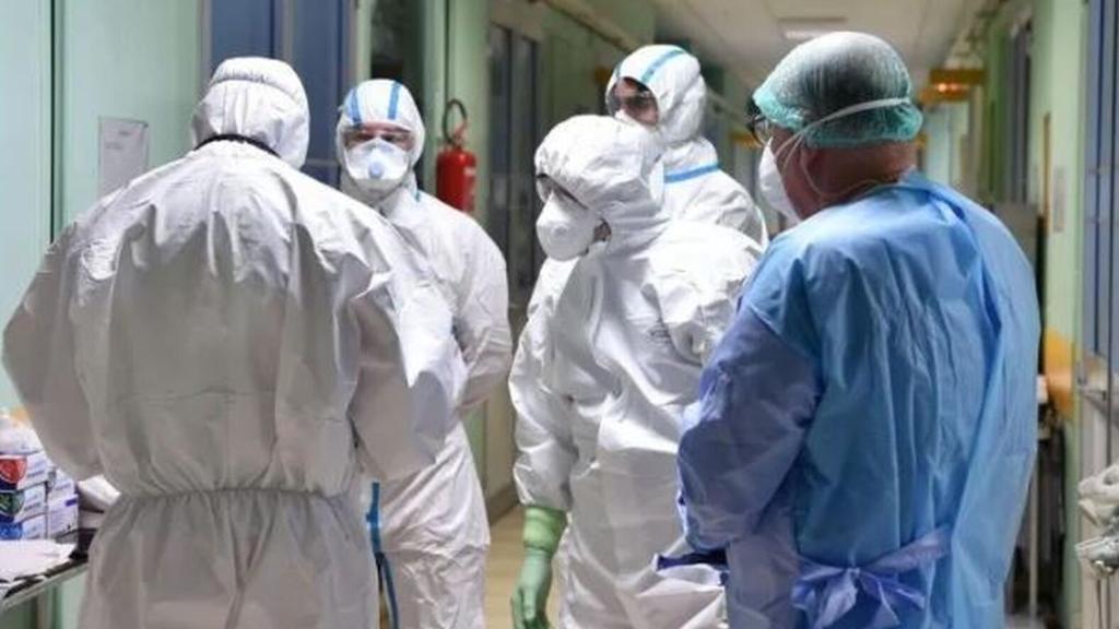 Un grupo de enfermeros en un hospital, a quienes se les pueden facilitar los medios de protección.