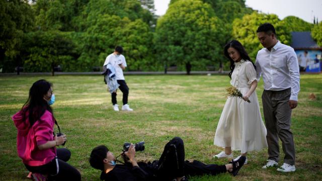 Unos novios se fotografían en Wuhan tras levantarse el confinamiento.