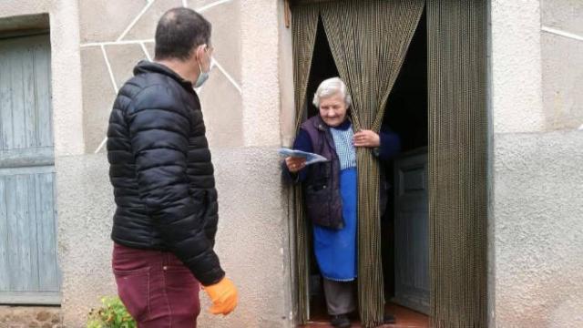 Reparto de mascarillas en la localidad guadalajareña de Sigüenza