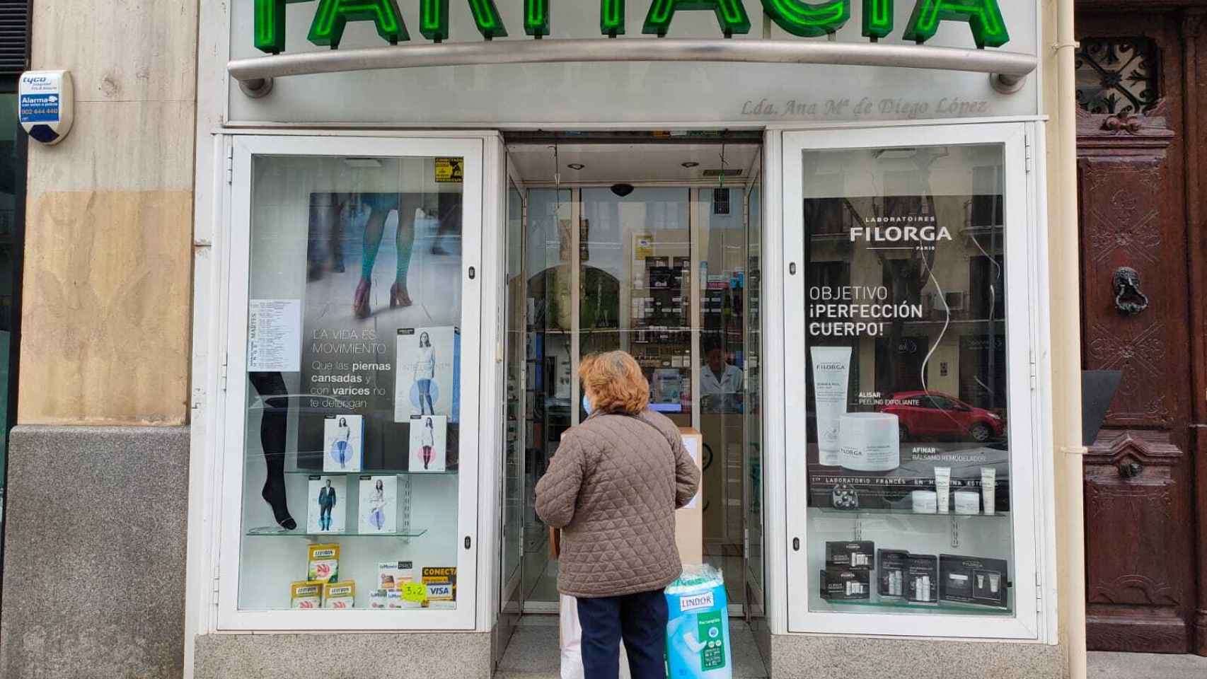 Una clienta en una farmacia de la calle San Bernardo, en Madrid.