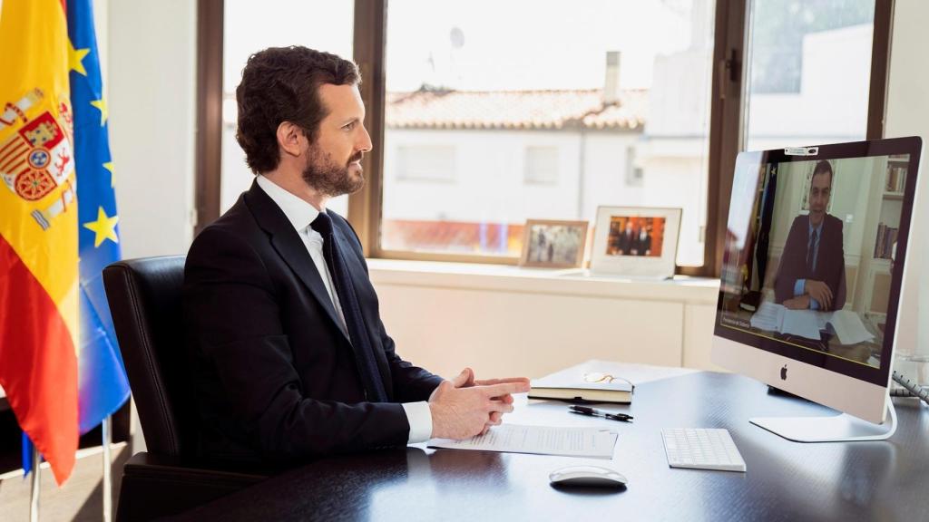 El líder del Partido Popular, Pablo Casado, durante su reunión telemática con Pedro Sánchez este lunes.