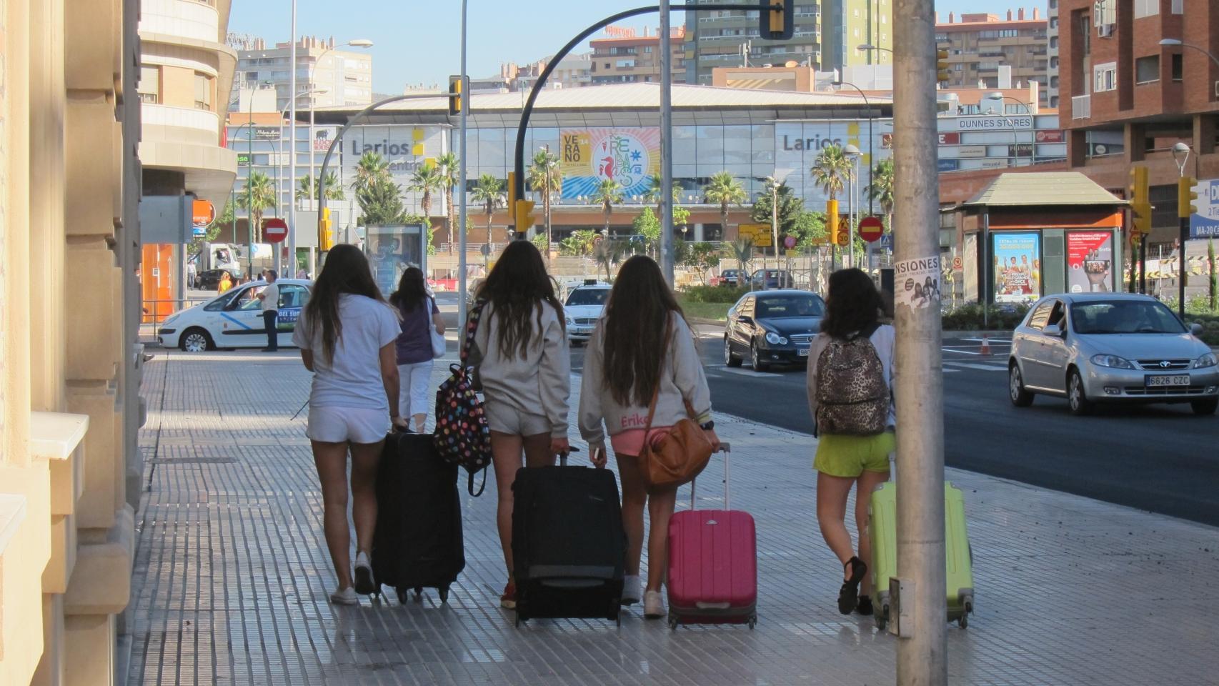 Turistas con maletas en una estación de Málaga.