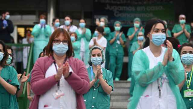 Sanitarios se suman al aplauso de las ocho de la tarde en el 12 de Octubre de Madrid.