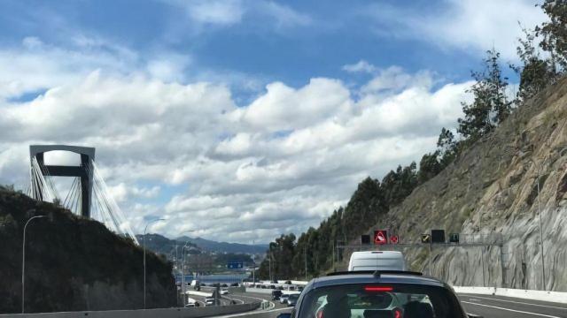 La AP-9 a su entrada por el puente de Rande.