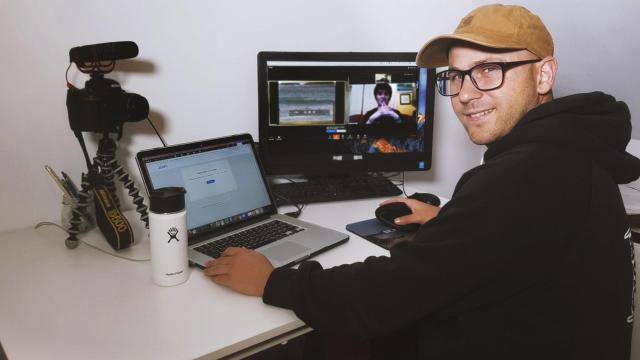 El surfista Lois Flores durante una clase online.