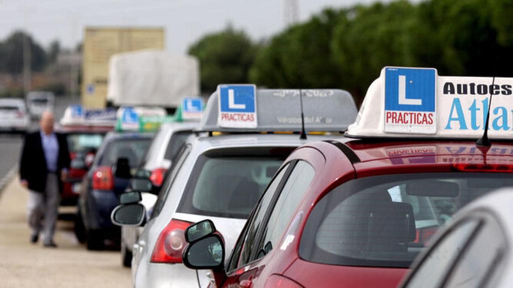 Un grupo de coches de autoescuela en fila.