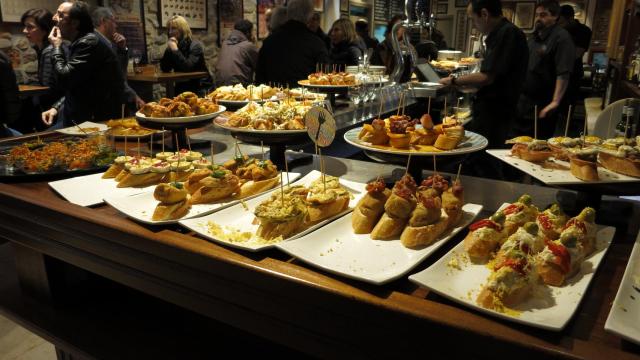 Un par de pinchos de San Sebastián.