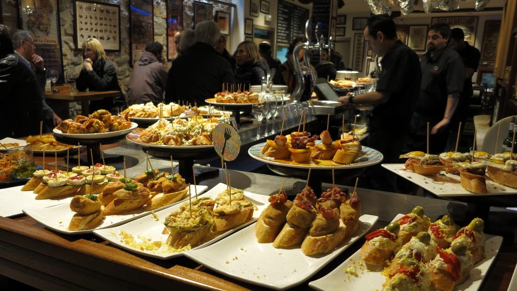 Un par de pinchos de San Sebastián.