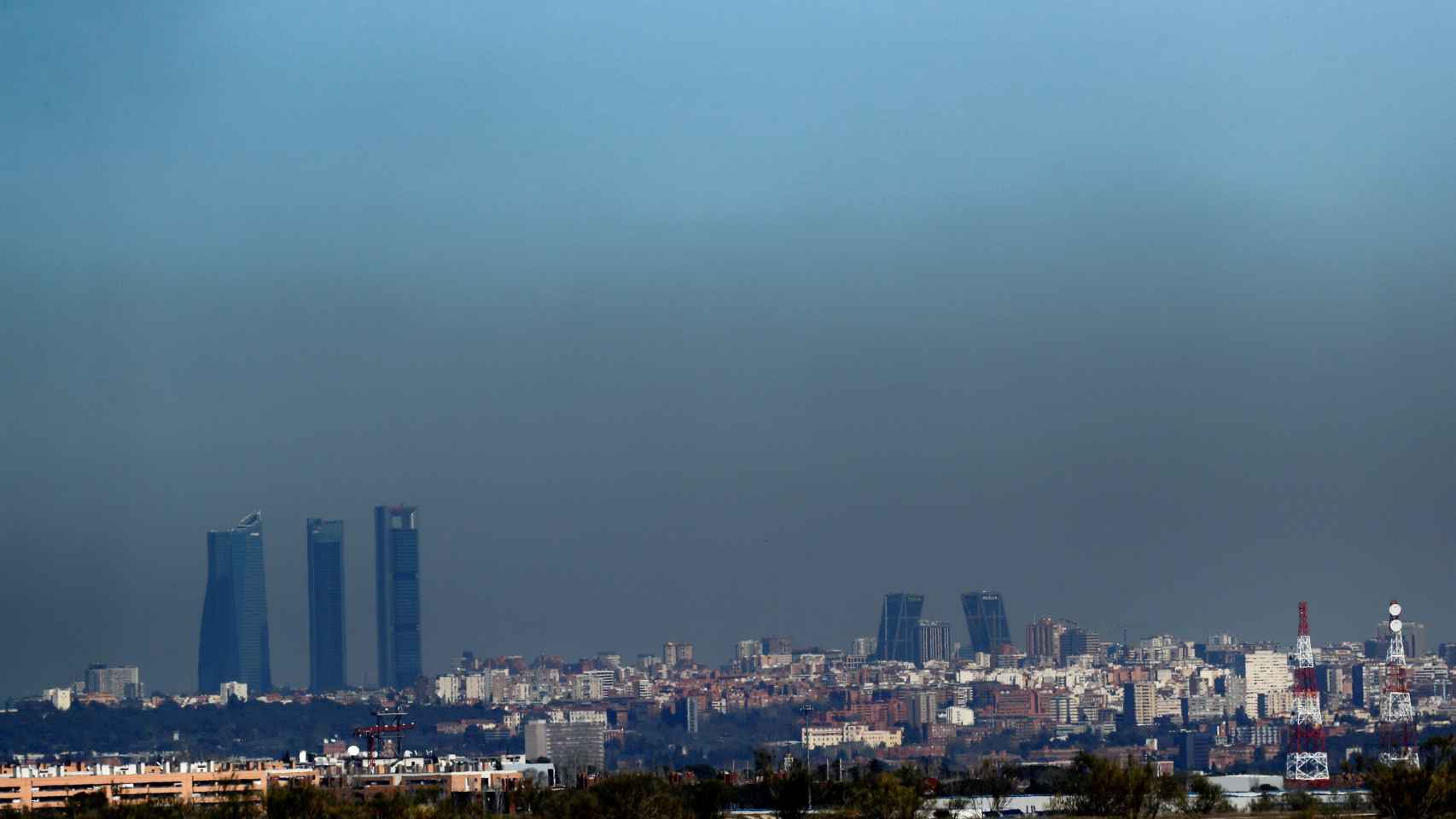 Una foto de archivo muestra una vista de Madrid cubiertas por la 'boina' de contaminación.