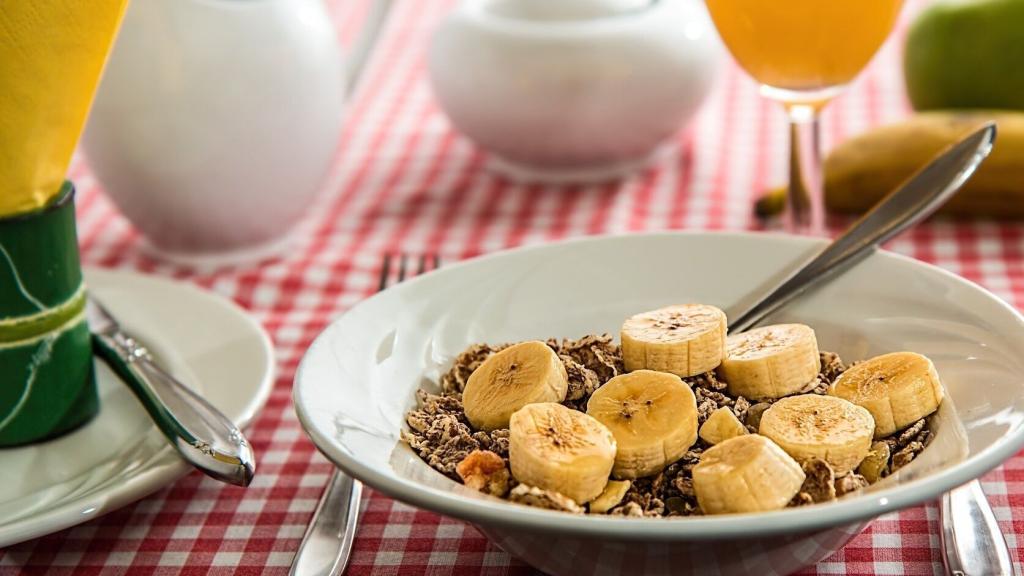 Un desayuno protagonizado por avena y unos trozos de plátano.