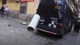 Lanzamiento de objetos contra la Policía en el desahucio en Lavapiés./