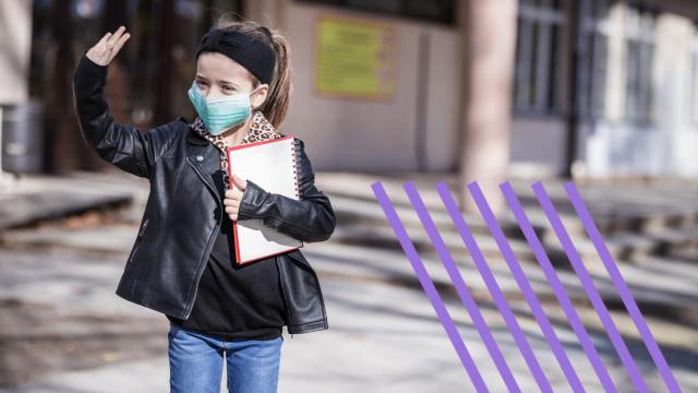 Una niña con una mascarilla en la calle.