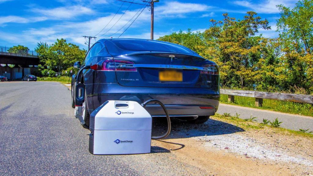 Un cargador portátil que permite ganar kilómetros en nuestro coche eléctrico