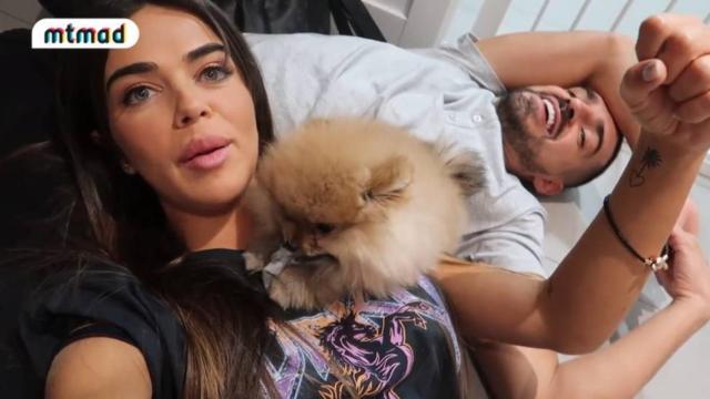 La 'influencer' y su pareja junto a su perrita Canela