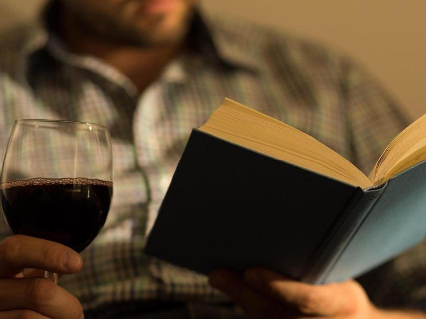 Hoy, más que nunca, bebe vino y lee un libro.