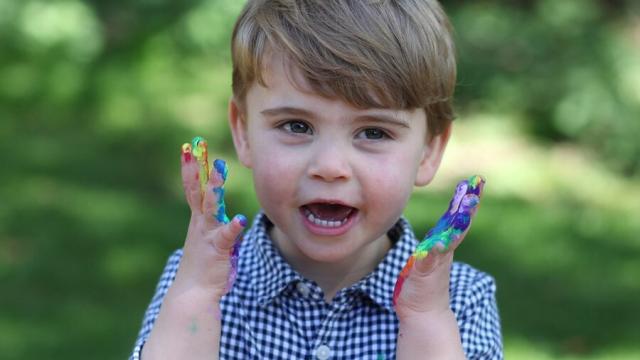 El príncipe Louis de Inglaterra en una de las fotografías con motivo de su segundo cumpleaños.