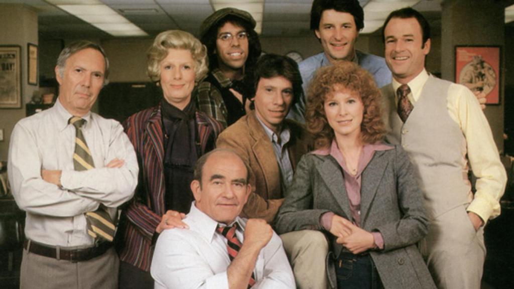 Edward Asner y el resto del equipo de 'Lou Grant' (CBS)