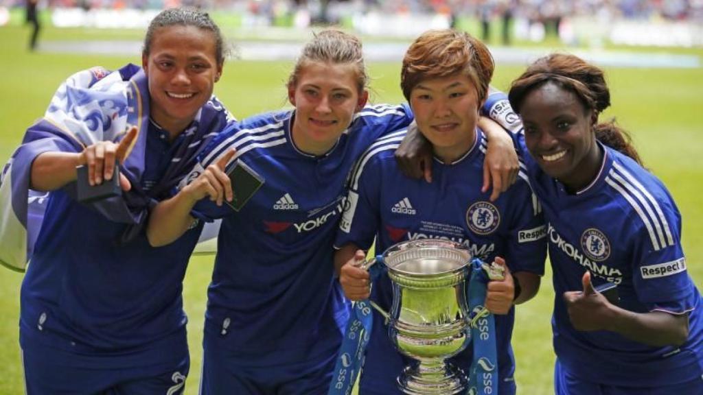 Drew Spence y Eni Aluko, en un partido del Chelsea