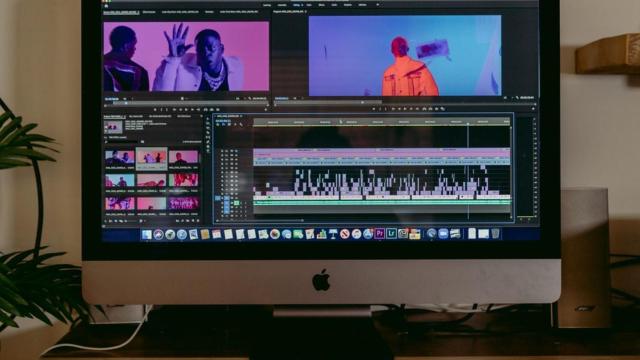 Ordenador editando vídeo.