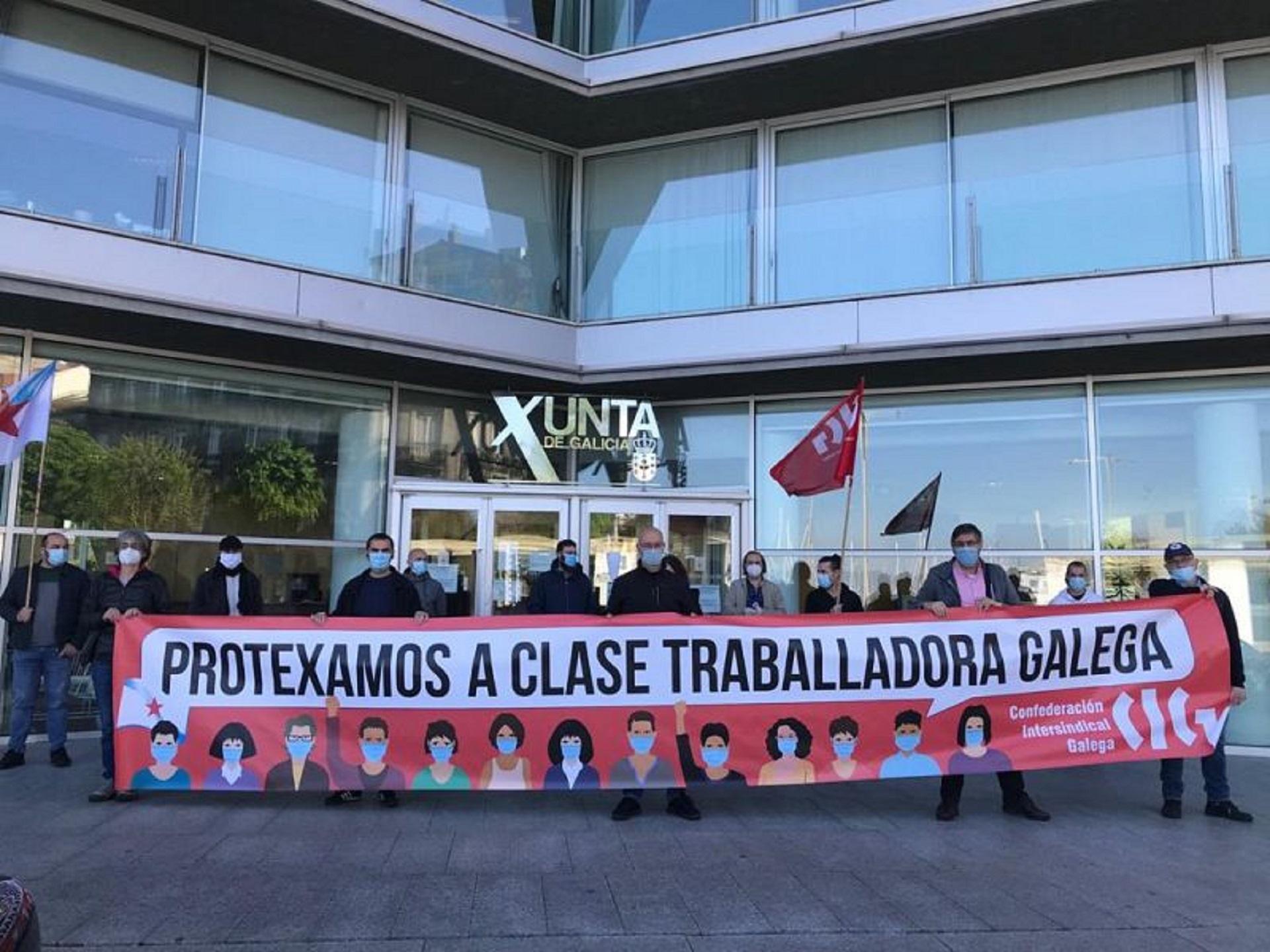 Miembros de la CIG ante el edificio de la Xunta de Galicia (CIG)