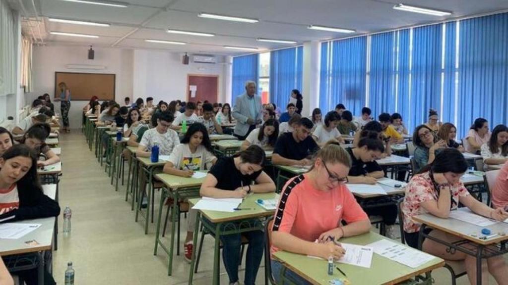 Alumnos extremeños realizando la EBAU.