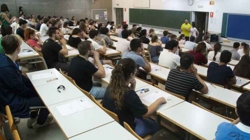 Un grupo de estudiantes esperando para realizar su selectividad.