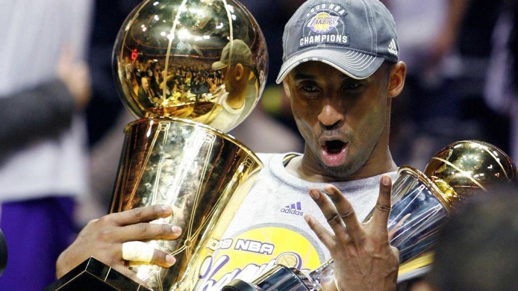 Kobe Bryant, con el título de la NBA y el MVP de las finales