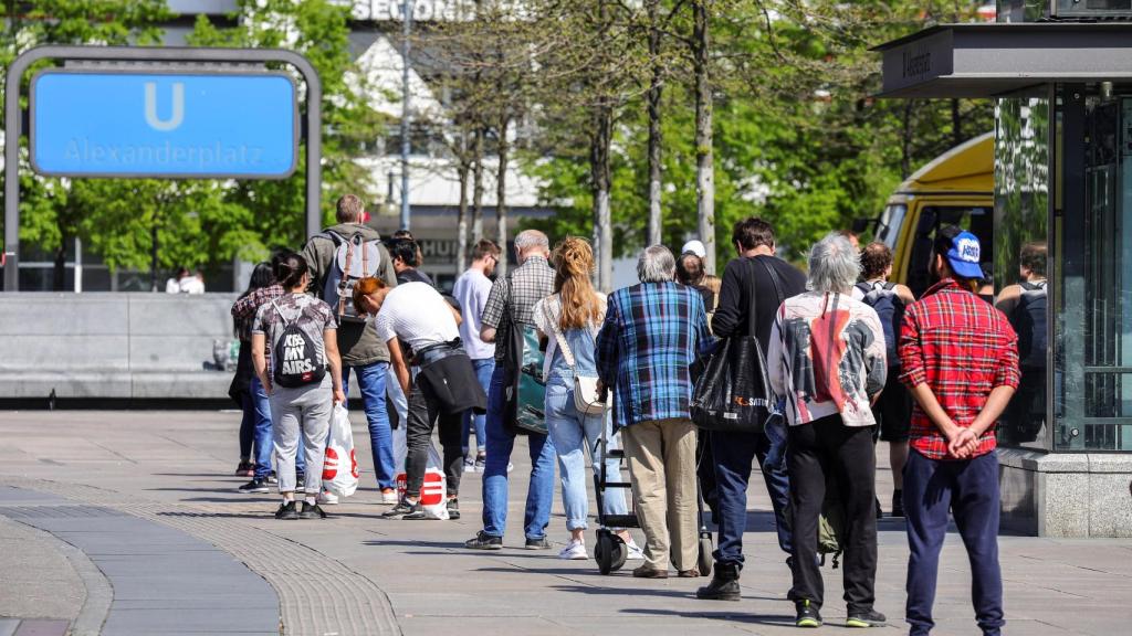 Varias personas hacen cola en Berlín.