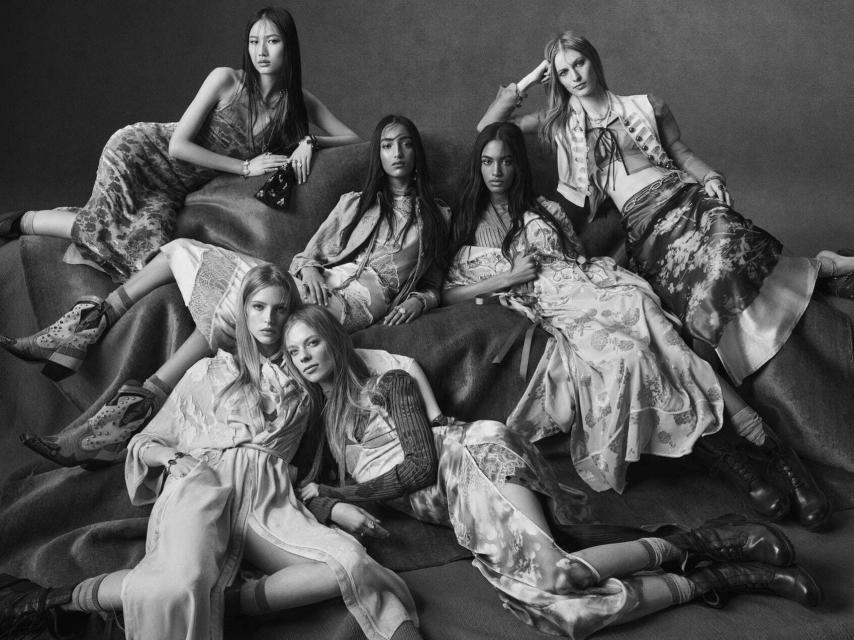 Como si fueran 'las meninas 3.0', las modelos de Zara posan con la nueva colección.