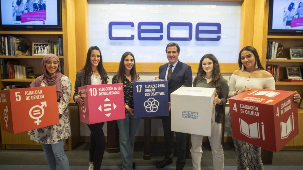 Antonio Garamendi con las participantes en el programa @ChicasImparables