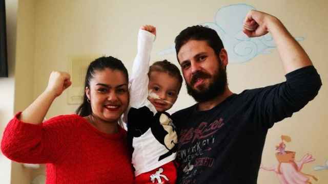 Victor y Amparo celebran con su hijo el éxito de su operación.