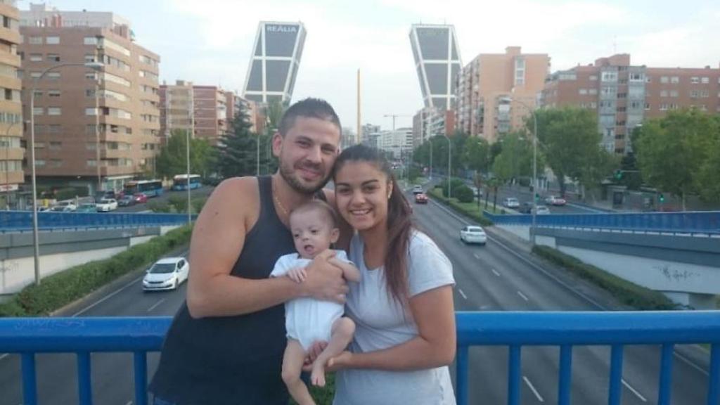 Los padres, junto a su hijo, en Madrid.
