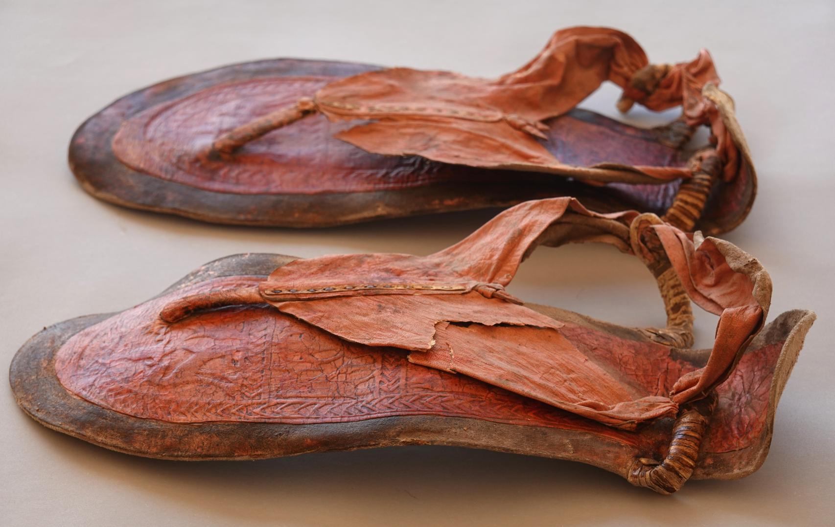 Imagen de las sandalias de cuero descubiertas.