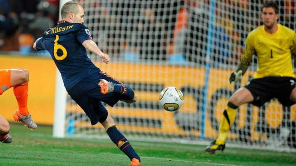 Momento en el que Iniesta golpea el balón para darle a España la Copa del Mundo.