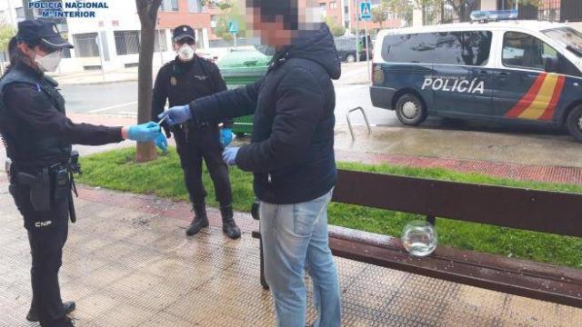 La Policía le pide la identificación mientras los peces aguardan en el banco