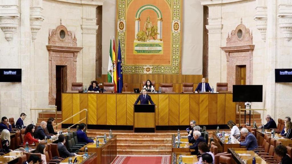 El presidente de la Junta de Andalucía, Juanma Moreno, en el Parlamento.