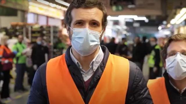 El presidente del PP, Pablo Casado, y el alcalde José Luis Martínez-Almeida esta madrugada en Mercamadrid.